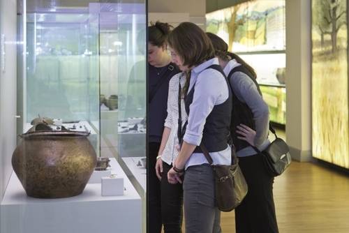 Jugendliche an Vitrine im Landesmuseum